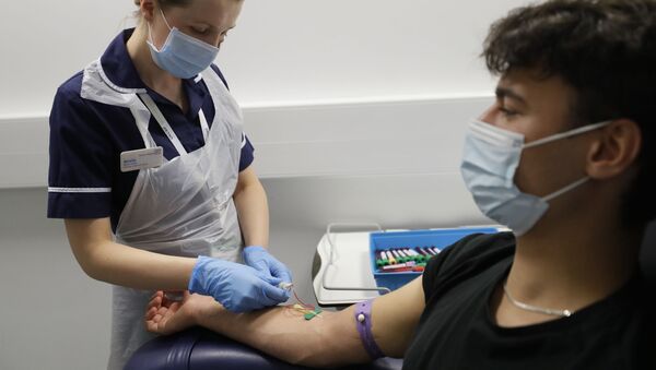 Enfermeira coleta sangue de voluntária durante teste de vacina do Colégio Imperial de Londres, 5 de agosto de 2020 - Sputnik Brasil