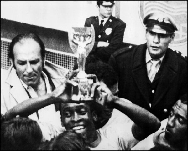 O atacante brasileiro Pelé sorri, segurando a Taça Jules Rimet, depois de o Brasil vencer a Itália por 4 a 1 na final da Copa do Mundo, em 21 de junho de 1970, na Cidade do México - Sputnik Brasil