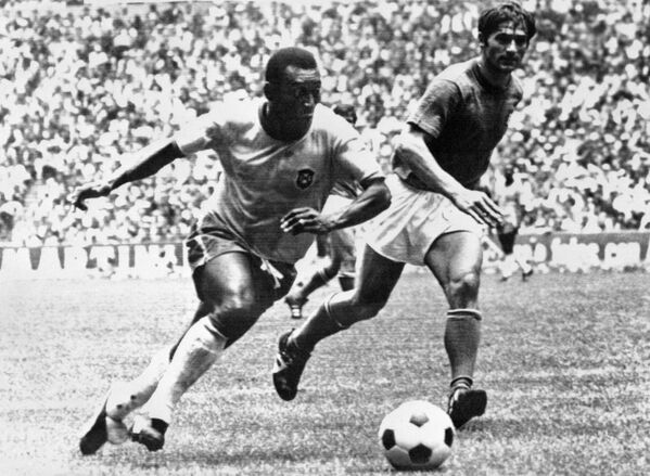 O meio-campista brasileiro Pelé dribla zagueiro italiano Tarcisio Burgnich durante a final da Copa do Mundo, em 21 de junho de 1970, na Cidade do México. Pelé marcou o primeiro gol de sua equipe quando o Brasil venceu a Itália por 4 a 1 para capturar sua terceira taça mundial depois de 1958 (na Suécia) e 1962 (no Chile) - Sputnik Brasil