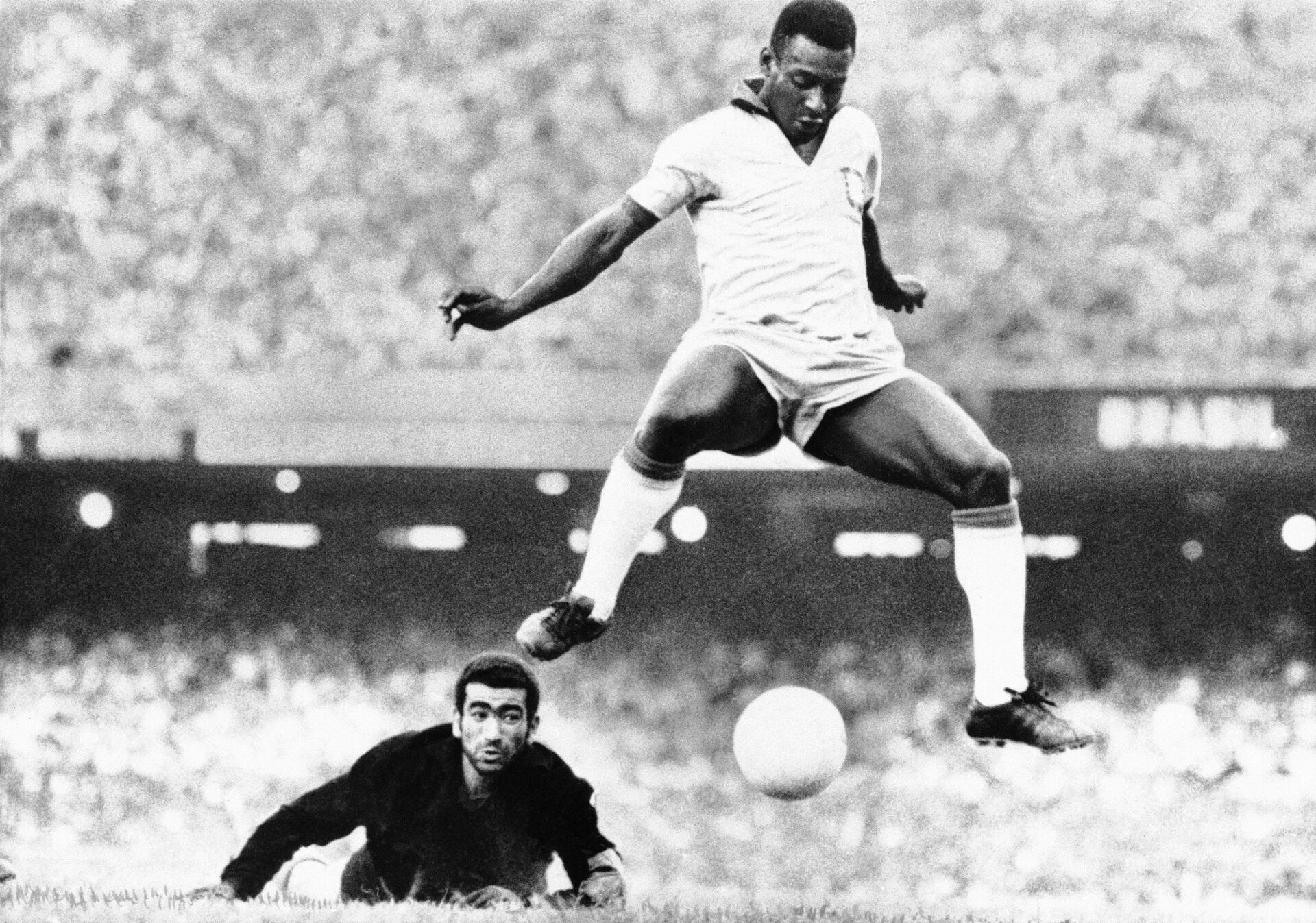 Pelé, grande estrela do futebol brasileiro, durante partida de agosto de 1969, a meses de marcar seu gol número 1.000, a que chegou em 19 de novembro do mesmo ano, jogando para o Santos Futebol Clube, que ganhou por 2 a 1 contra o Vasco da Gama - Sputnik Brasil, 1920, 30.12.2022