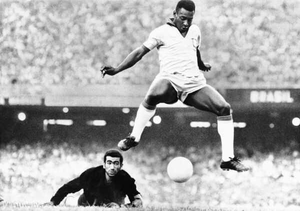 Pelé, grande estrela do futebol brasileiro, durante partida de agosto de 1969, a meses de marcar seu gol número 1.000, a que chegou em 19 de novembro do mesmo ano, jogando para o Santos Futebol Clube, que ganhou por 2 a 1 contra o Vasco da Gama - Sputnik Brasil