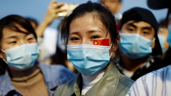 Pessoas usam máscaras protetoras durante cerimônia de comemoração do 71º aniversário da República Popular da China, em Pequim, 1º de outubro de 2020 - Sputnik Brasil