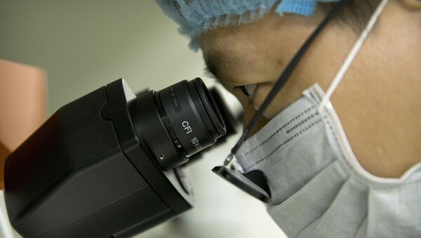 Cientista olha através de microscópio em laboratório na cidade de Shenzhen, China (imagem referencial) - Sputnik Brasil