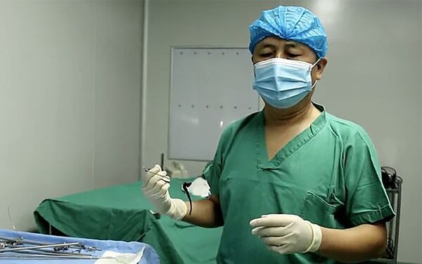 Cirurgiões durante a operação de extração de sanguessuga da cabeça do menino - Sputnik Brasil