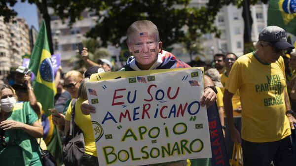Manifestante usa máscara do presidente americano, Donald Trump, durante manifestação de apoio a Jair Bolsonaro no Rio de Janeiro (foto de arquivo) - Sputnik Brasil