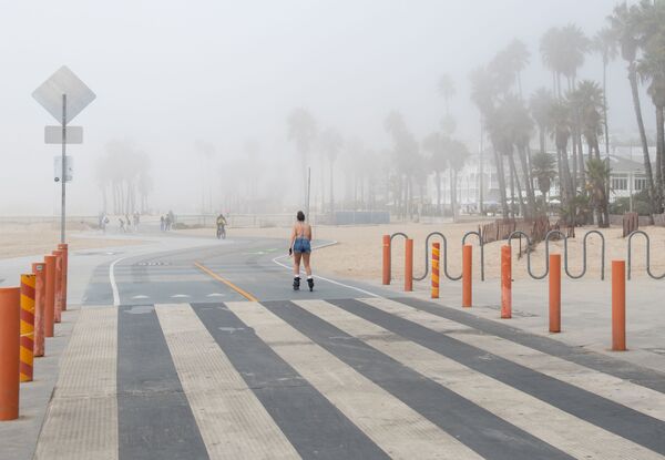 Garota anda de patins na praia Venice Beach em Los Angeles
 - Sputnik Brasil