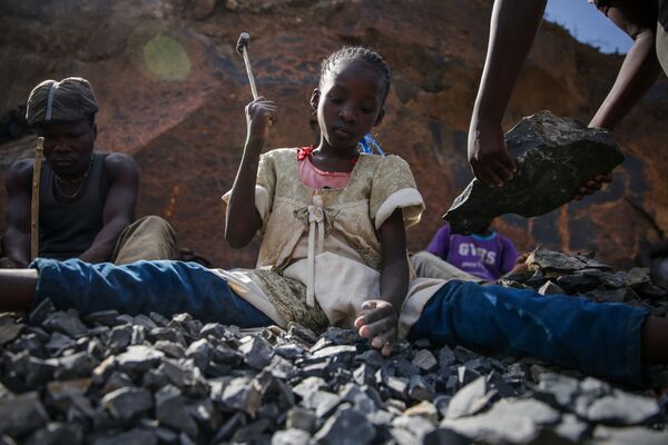 Menina durante o trabalho em uma pedreira em Nairóbi, Quênia
 - Sputnik Brasil