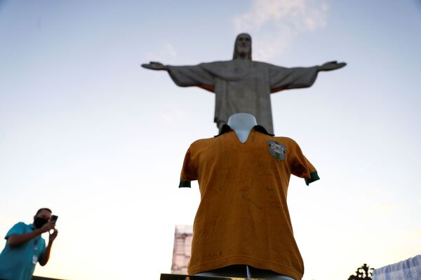 Camisa do Pelé é exibida diante de pessoas para homenageá-lo em seu 80º aniversário no Rio de Janeiro - Sputnik Brasil
