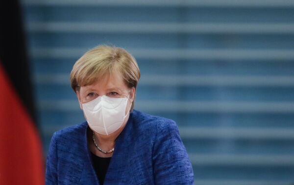 Em Berlim, a chanceler alemã, Angela Merkel, chega de máscara a uma reunião de gabinete do governo alemão durante a pandemia da COVID-19, em 21 de outubro de 2020 - Sputnik Brasil