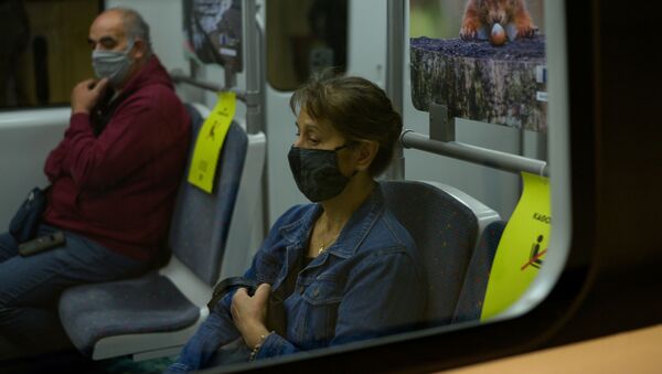 Trabalhadores viajando em comboio de Atenas, Grécia - Sputnik Brasil