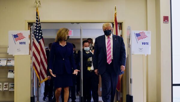 Em West Palm Beach, no estado norte-americano da Flórida, o presidente dos Estados Unidos, Donald Trump, deposita seu voto antecipado, em 24 de outubro de 2020 - Sputnik Brasil