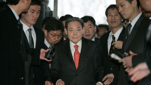 O presidente do Grupo Samsung, Lee Kun-hee, chega para se encontrar com o presidente eleito Lee Myung-bak com outros empresários em Seul. // REUTERS/Han Jae-Ho - Sputnik Brasil
