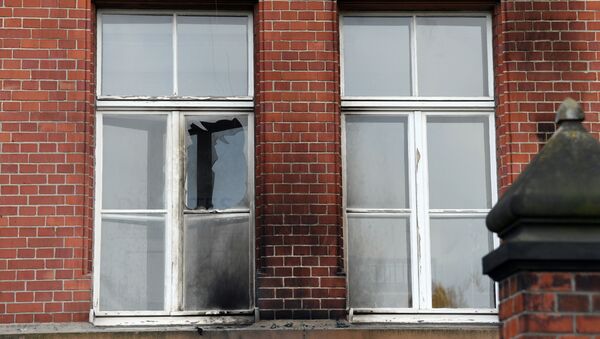 Em Berlim, uma janela aparece quebrada com fuligem em volta na fachada do Instituto Robert Koch - responsável por compilar os dados da pandemia da COVID-19 na Alemanha - que sofreu uma tentativa de incêndio, em 25 de outubro de 2020 - Sputnik Brasil