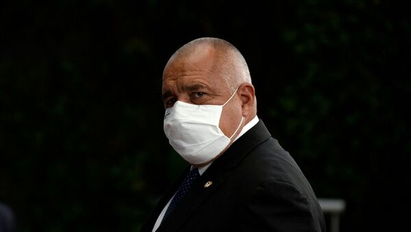 Em Bruxelas, o primeiro-ministro da Bulgária, Boyko Borissov, deixa uma reunião da União Europeia de máscara, em meio à pandemia da COVID-19, em 21 de julho de 2020 - Sputnik Brasil