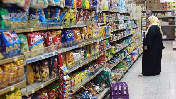 Em Doha, no Qatar, uma mulher faz compras em um supermercado, em 7 de junho de 2017 - Sputnik Brasil