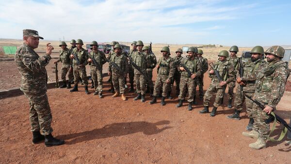 Reservistas armênios escutam instruções durante treinamento para combates pela região de Nagorno-Karabakh - Sputnik Brasil