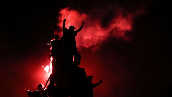 Pessoas comemoram na Praça Itália, em Santiago, resultado de plebiscito sobre nova Constituição para o Chile. - Sputnik Brasil