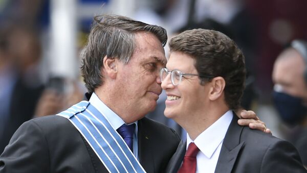 Em Brasília, o presidente brasileiro, Jair Bolsonaro (à esquerda), participa de cerimônia junto ao ministro do Meio Ambiente (à direita), em 23 de outubro de 2020 - Sputnik Brasil