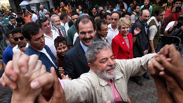 O presidente Luiz Inácio Lula da Silva, do PT é cumprimentado por eleitores durante caminhada de campanha em Guarulhos (SP) - Sputnik Brasil