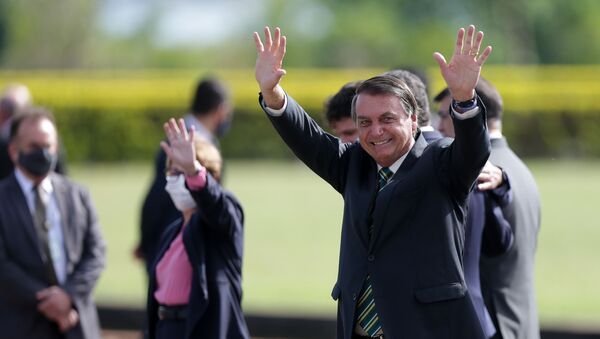 Presidente Jair Bolsonaro, acompanhado de ministros, participa da cerimônia de hasteamento da bandeira do Brasil no Palácio da Alvorada, em Brasília - Sputnik Brasil