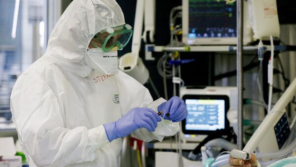 Profissionais da saúde atendem paciente infectado pela segunda onda da COVID-19 no Hospital San Filippo Neri, em Roma, na Itália - Sputnik Brasil