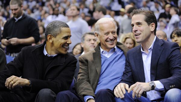Foto de 2010 mostra Hunter Biden (esquerda), filho do ex-vice-presidente Joe Biden (centro), conversando com o ex-presidente Barack Obama durante um jogo de basquete. - Sputnik Brasil