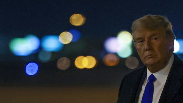 Presidente dos EUA, Donald Trump desembarca de avião presidencial em aeroporto de Las Vegas, Nevada, Estados Unidos, 27 de outubro de 2020  - Sputnik Brasil