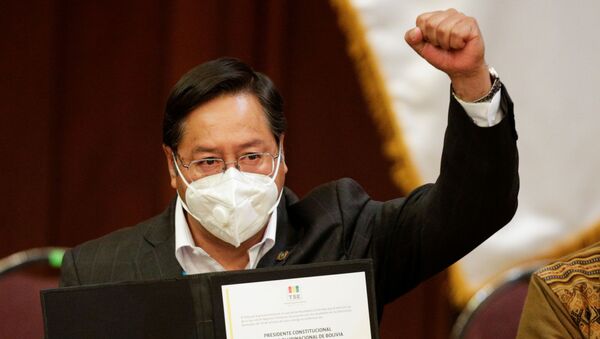 Luis Arce, do Movimento ao Socialismo (MAS), ergue punho ao receber credenciais de presidente eleito da Bolívia - Sputnik Brasil