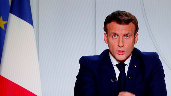 O presidente francês Emmanuel Macron é visto em uma tela durante um discurso à nação francesa anunciando novas medidas de combate à pandemia da COVID-19, em 28 de outubro de 2020 - Sputnik Brasil