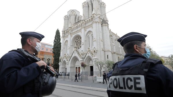 Policiais vigiando catedral em Nice, França, após ataque terrorista - Sputnik Brasil