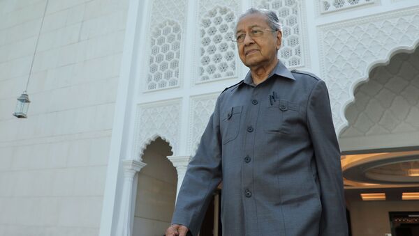 Ex-primeiro-ministro malaio, Mahathir Mohamad, após entrevista para a agência Reuters em Kuala Lumpur - Sputnik Brasil