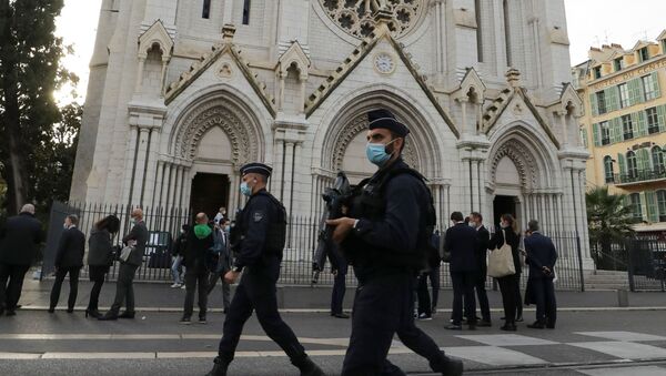 Policiais caminham em frente à igreja de Notre Dame, onde ocorreu um ataque com faca, em Nice, França - Sputnik Brasil