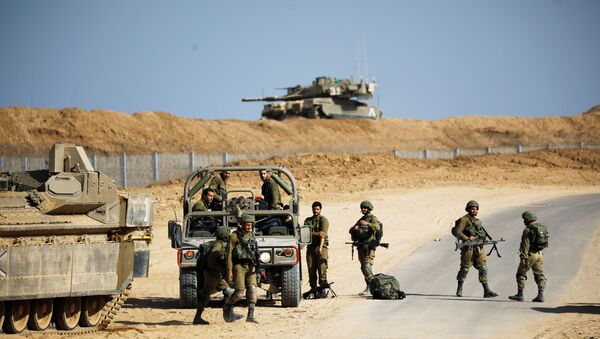 Militares israelenses ao lado de veículos blindados onde túnel foi descoberto a partir da Faixa de Gaza (foto de arquivo) - Sputnik Brasil