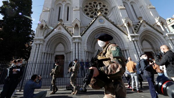 Soldados diante da basílica de Notre-Dame na cidade francesa de Nice - Sputnik Brasil