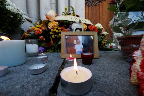 Retrato de Vincent Loques, o sacristão da Basílica de Notre-Dame, uma das vítimas do ataque mortal com faca, é visto com velas e flores em frente à Basílica de Notre-Dame em Nice, França, 30 de outubro de 2020 - Sputnik Brasil