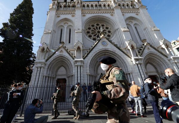 Soldados franceses perto da Basílica de Notre-Dame no dia seguinte ao ataque mortal com faca em Nice, França, 30 de outubro de 2020 - Sputnik Brasil