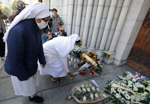 Monjas colocam flores em memória às vítimas do ataque mortal com faca em Nice, França, 30 de outubro de 2020 - Sputnik Brasil
