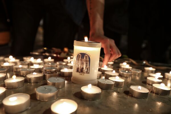 Pessoas acendem velas fora da Basílica Notre-Dame de Assunção em Nice, em 29 de outubro de 2020, em homenagem às três vítimas do atacante com faca, que cortou a garganta de pelo menos uma mulher, no interior da igreja na cidade da Riviera francesa - Sputnik Brasil