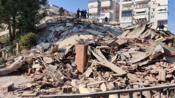 Efeitos de terremoto em Izmir em 30 de outubro de 2020 - Sputnik Brasil