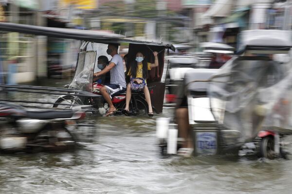 Via pública nas Filipinas inundada como resultado do tufão Molave - Sputnik Brasil