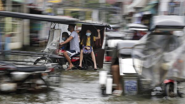 Via pública nas Filipinas inundada como resultado do tufão Molave - Sputnik Brasil