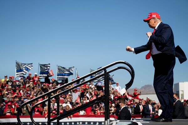 Presidente dos EUA Donald Trump dança após discurso de campanha para sua reeleição no Aeroporto Internacional de Laughlin/Bullhead no Arizona, EUA - Sputnik Brasil
