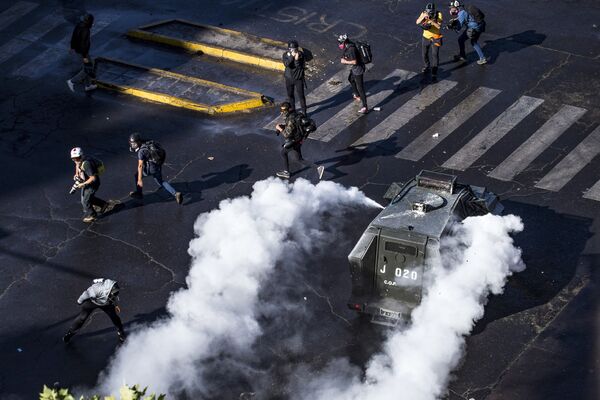 Chilenos entram em confronto com a polícia durante protesto contra o presidente Sebastián Piñera em Santiago, Chile - Sputnik Brasil