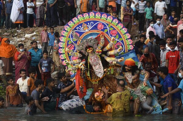 Hindus fazem cerimônia religiosa em homenagem à deusa Durga no rio Buriganga, em Bangladesh - Sputnik Brasil
