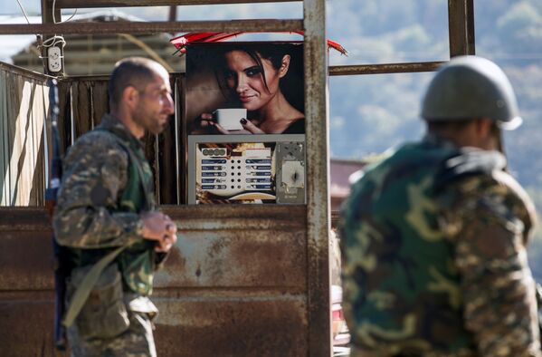 Homens armados durante o conflito em Nagorno-Karabakh - Sputnik Brasil