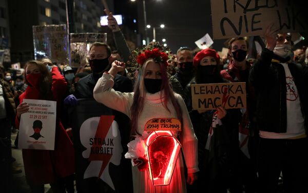 A woman takes part in a protest against the ruling by Poland's Constitutional Tribunal that imposes a near-total ban on abortion, in Warsaw, Poland, October 30, 2020. Maciek Jazwiecki/Agencja Gazeta via REUTERS  - Sputnik Brasil