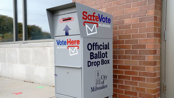 Em Milwaukee, no estado norte-americano de Wisconsin, uma urna de votação via correio é vista em frente à biblioteca pública de Washington Park, em 20 de outubro de 2020 - Sputnik Brasil