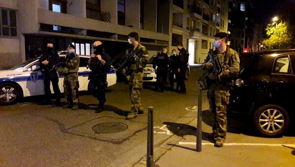Policiais cercam local onde padre ortodoxo foi baleado na cidade de Lyon, no sudoeste da França. - Sputnik Brasil