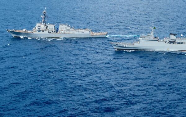 O destróier de mísseis guiados USS William P. Lawrence (DDG 110) e o Navio-Escola (NE) Brasil (U27) conduzem exercício de passagem (PASSEX) no mar do Caribe - Sputnik Brasil