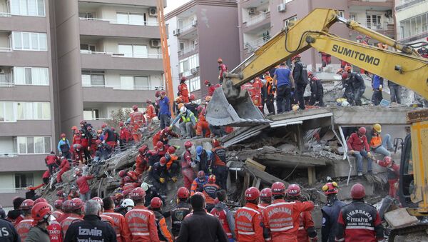 Em Izmir, na Turquia, em 1º de novembro de 2020, grupos de resgate tentam encontrar sobreviventes nos escombros de um prédio que desabou após um terremoto na região - Sputnik Brasil